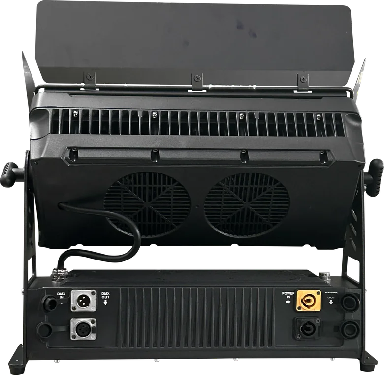 Ribalta P5 Outdoor — traseira com dissipador, ventiladores e conexões